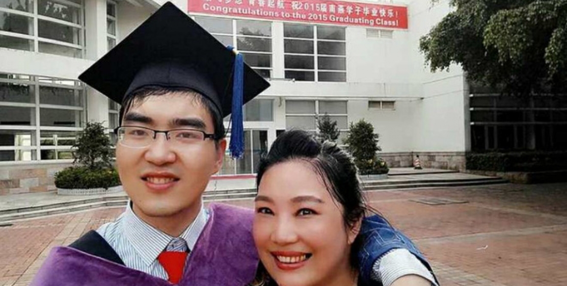 Hai mẹ con Trâu Hồng Yến tại lễ tốt nghiệp của con trai. (Ảnh: dailymail.co)